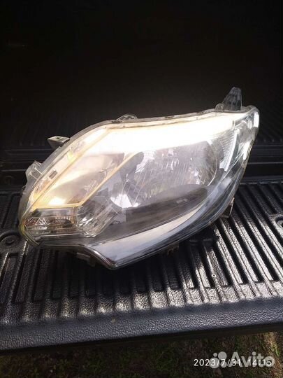Фара левая Mitsubishi L200