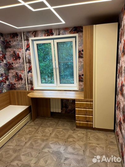 Письменный стол в детскую