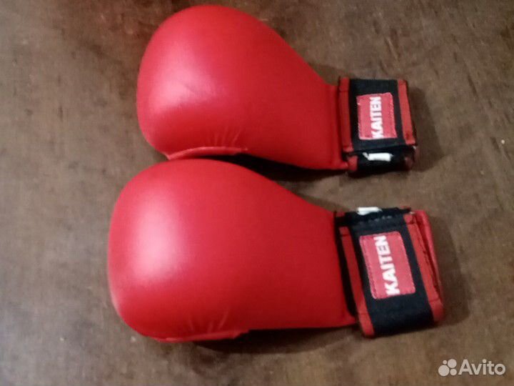 Кимоно, пояс, защита и перчатки для каратэ