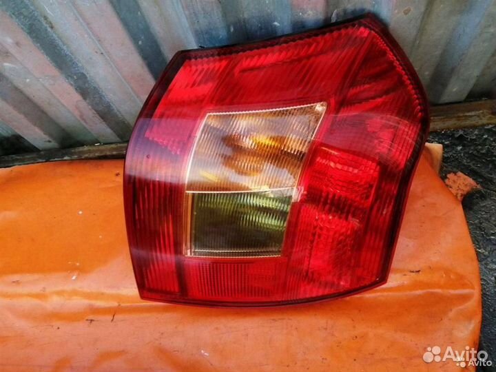 Фонарь задний правый Toyota Corolla E12 (2001-200