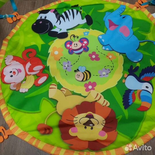 Развивающийся коврик и игрушки для малыша