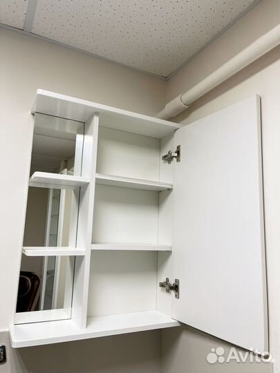 Полка навесная с зеркалом для ванной