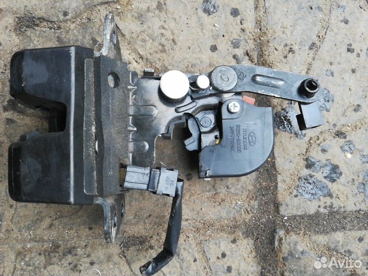 Хендай санта Фе 2 замок крышки багажника