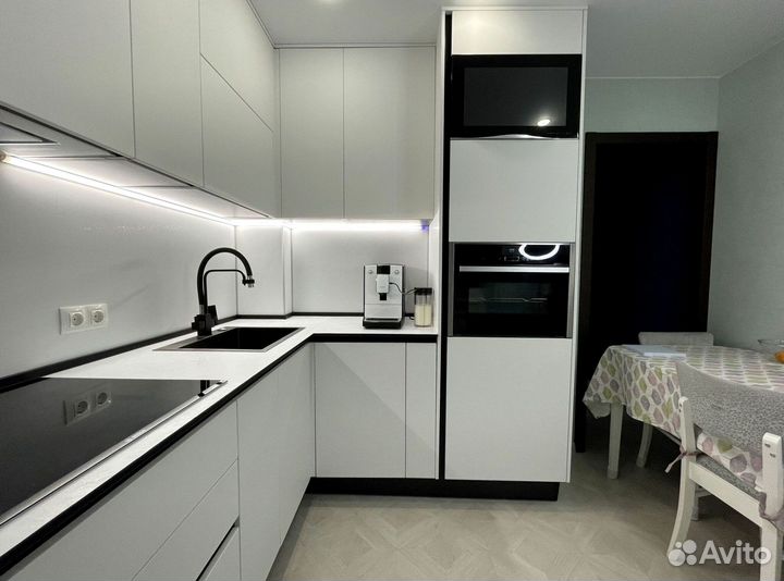 Угловая в потолок кухня на заказ