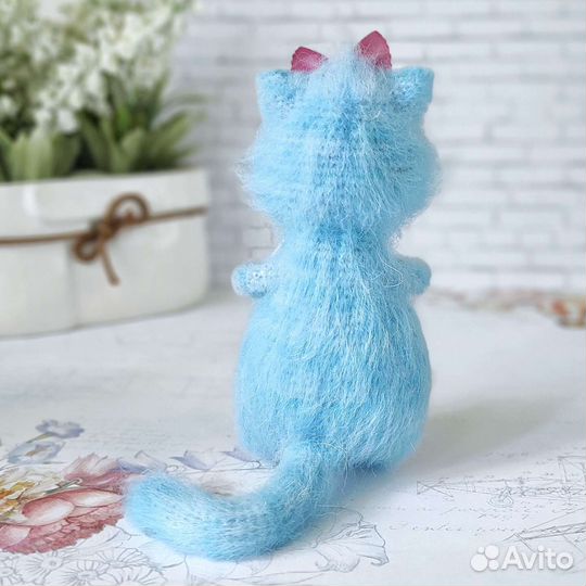 Голубая кошка с леденцом - интерьерная игрушка