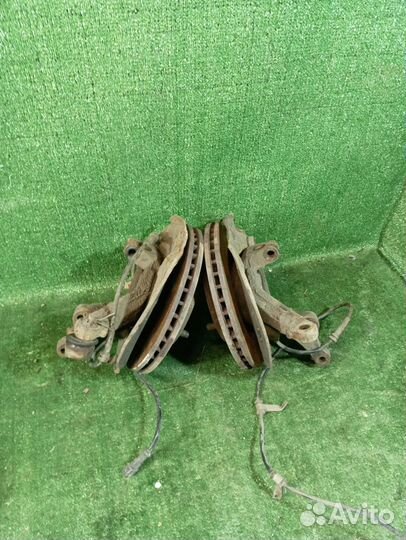 Кулак поворотный передний Mitsubishi Carisma