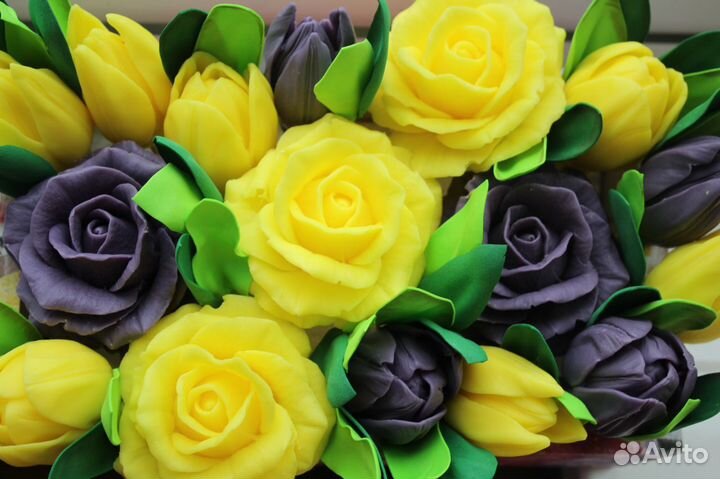 Букет из мыльных роз и тюльпанов в деревянном ящик