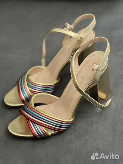 Босоножки на каблуке