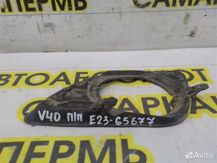 Рамка противотуманой фары правой Toyota Camry XV4