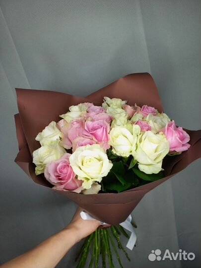 Букет из 25 высоких белых и нежно-розовых роз