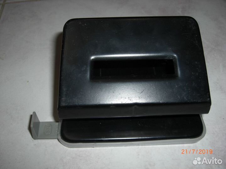 Дырокол, указка, стилусы, кнопки