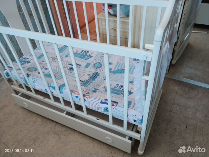 Детская кроватка с маятником и ящиком