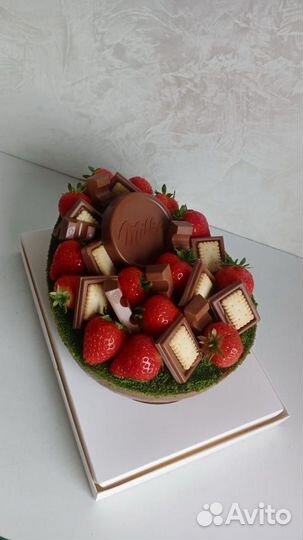 Торт в виде половинки шоколадного яйца