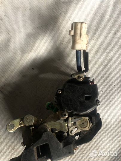 Замок двери задний правый Toyota Cresta GX90 1GFE