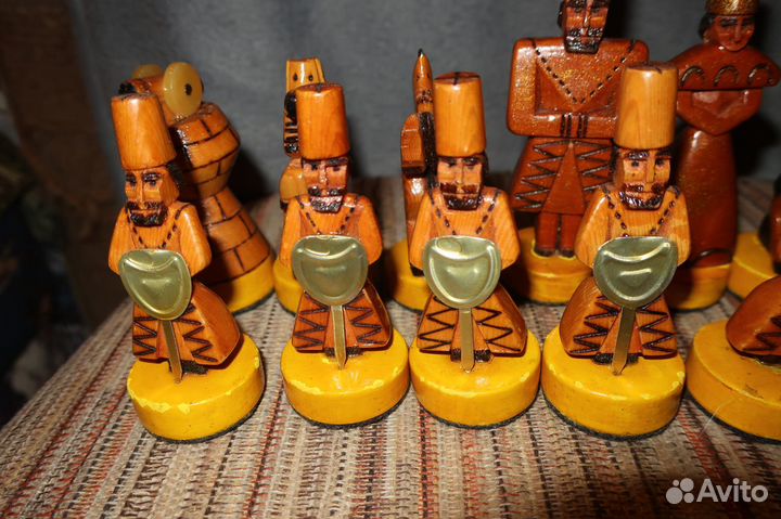 Деревянные резные красивые шахматные фигуры