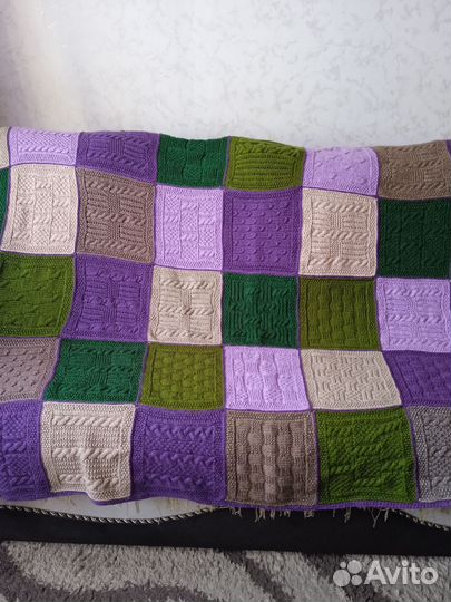 Плед связан спицами