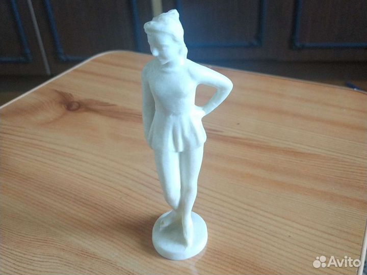 Статуэтка. Фигуристка на коньках