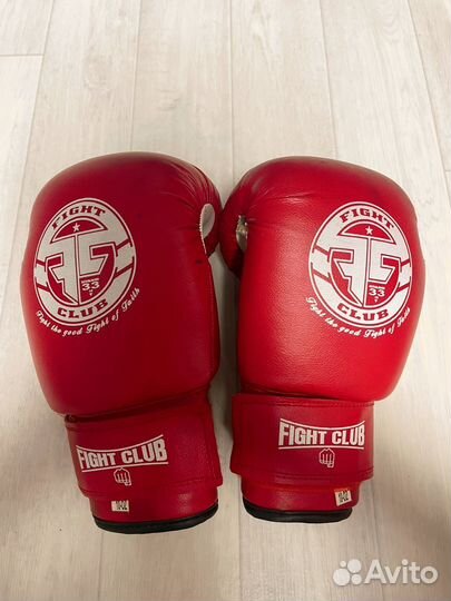 Комплект из боксерских перчаток, футов и шлема