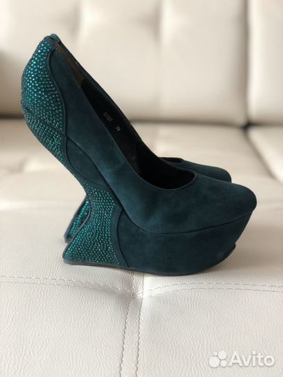 Дизайнерские Туфли на танкетке со стразами