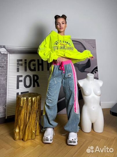 Яркое худи и стильные джинсы