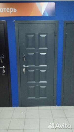 Дверь входная в квартиру железная с зеркалом