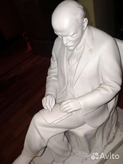 Статуя ленина