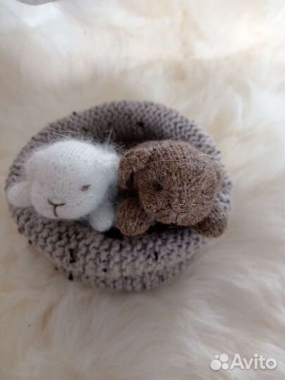 Вязанные зайчики игрушки. Мягкий дружочек