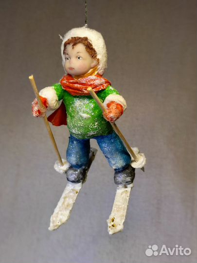Ёлочная ватная игрушка мальчик на лыжах