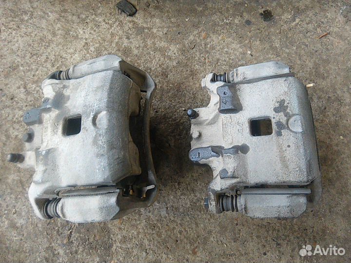 Суппорт тормозной передний Nissan Juke F15