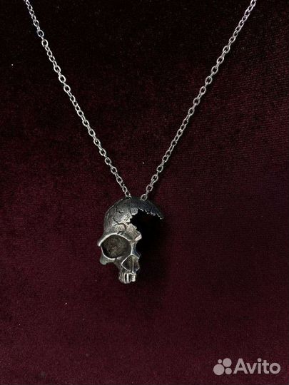 Кулон с черепом
