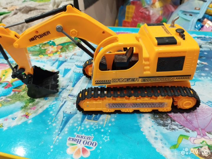 Экскаватор на радиоуправлении