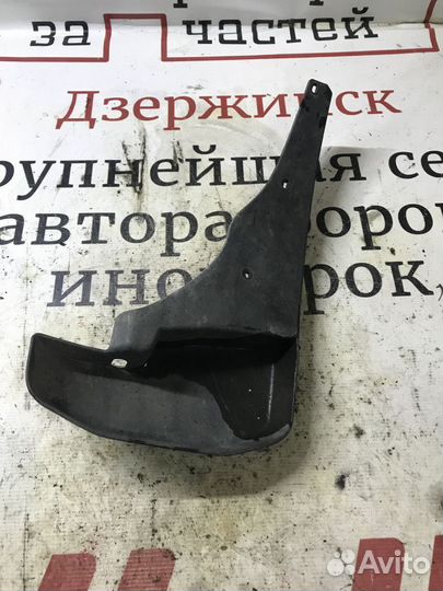 Брызговик передний левый Nissan Pathfinder