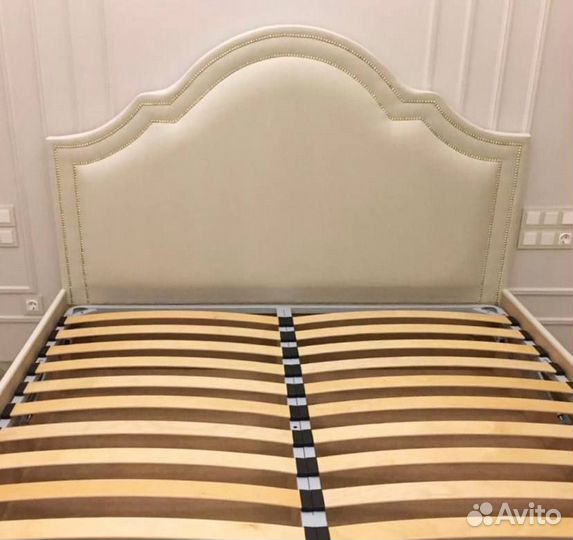 Кровать двухспальная с мягким изголовьем