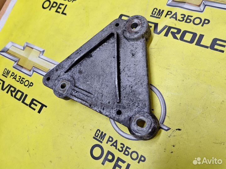 Кронштейн компрессора Opel Astra J 1.4