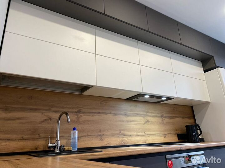 Кухня без ручек с антресолью. Рассрочка