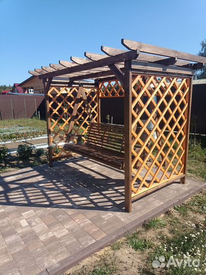 Садовые качели из дерева с перголой