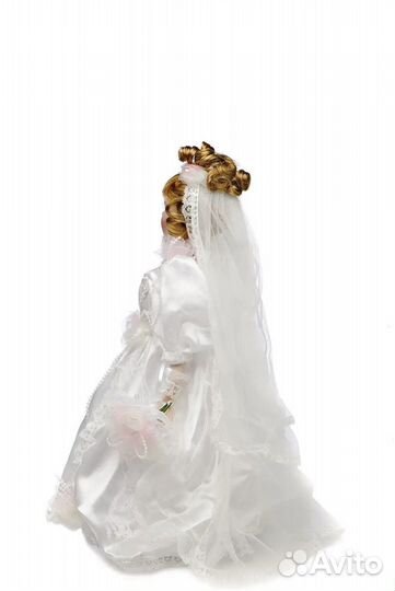 Кукла фарфоровая