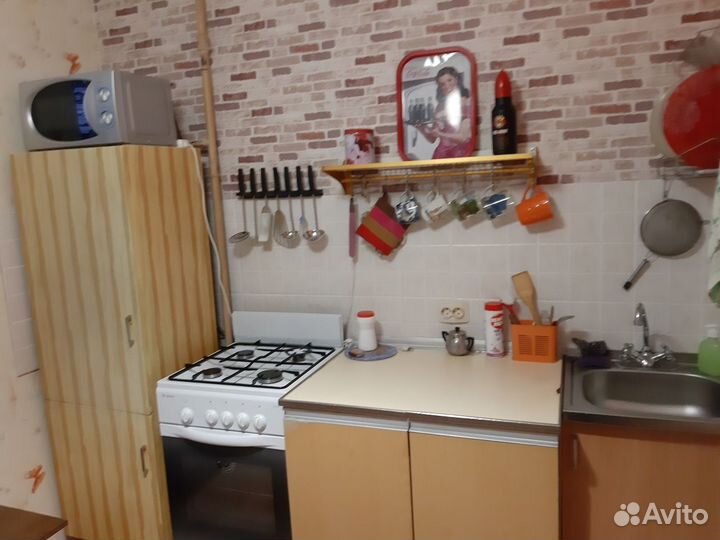 Вешалка настенная металлическая с полкой