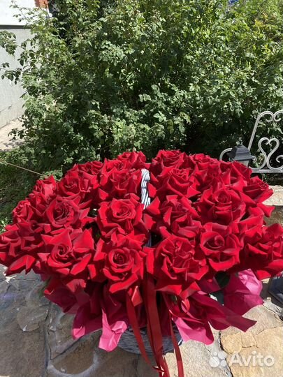 Корзина с ажурными розами, композиция