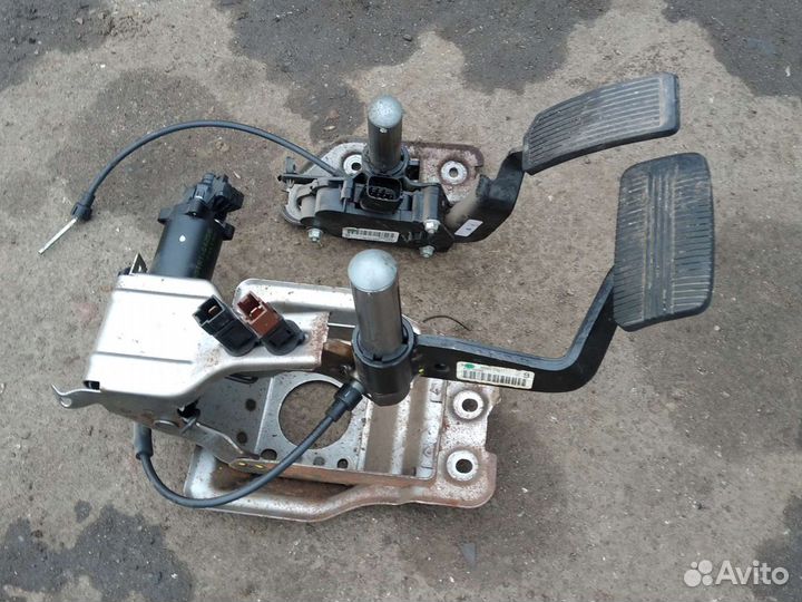 Педаль тормоза Nissan Murano Z50