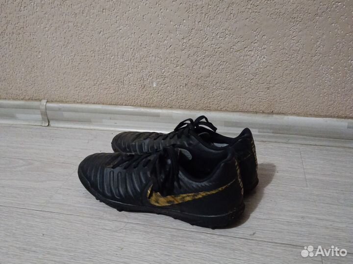 Футбольные кроссовки