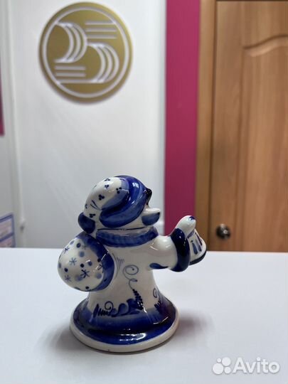 Фарфоровая статуэтка Корова с колокольчиком