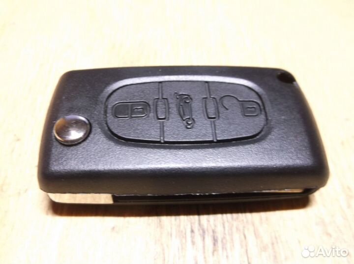 Пежо / Ситроен чип ключ 3 кнопки HU83