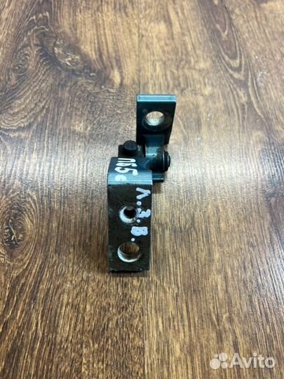 Петля двери задняя левая Volkswagen Passat B5