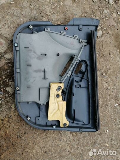 Обшивка передней левой двери тойота платц 2001 г