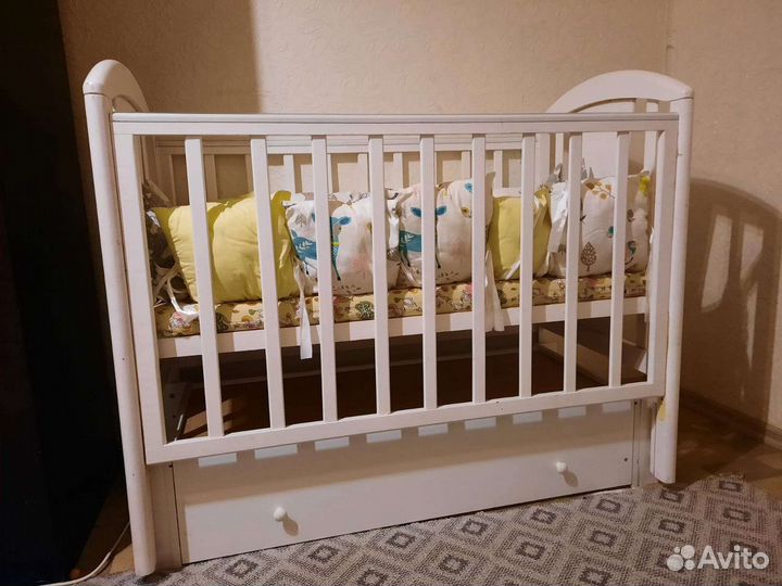 Детская кроватка с маятником и ящиком