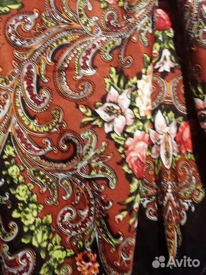 Платок с кистями новый