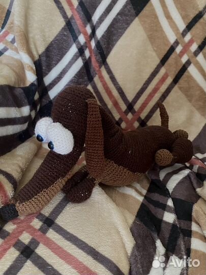 Вязаная игрушка такса