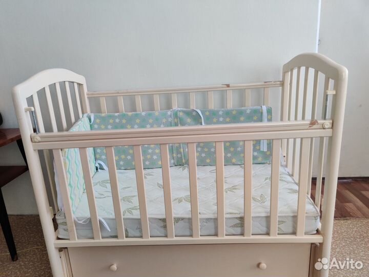 Детская кроватка с маятником и ящиком