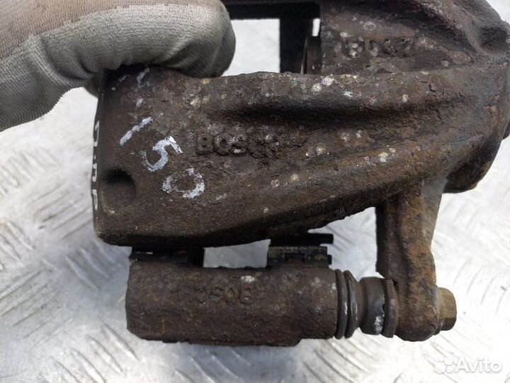 Суппорт передний правый Toyota Avensis T250 1.6